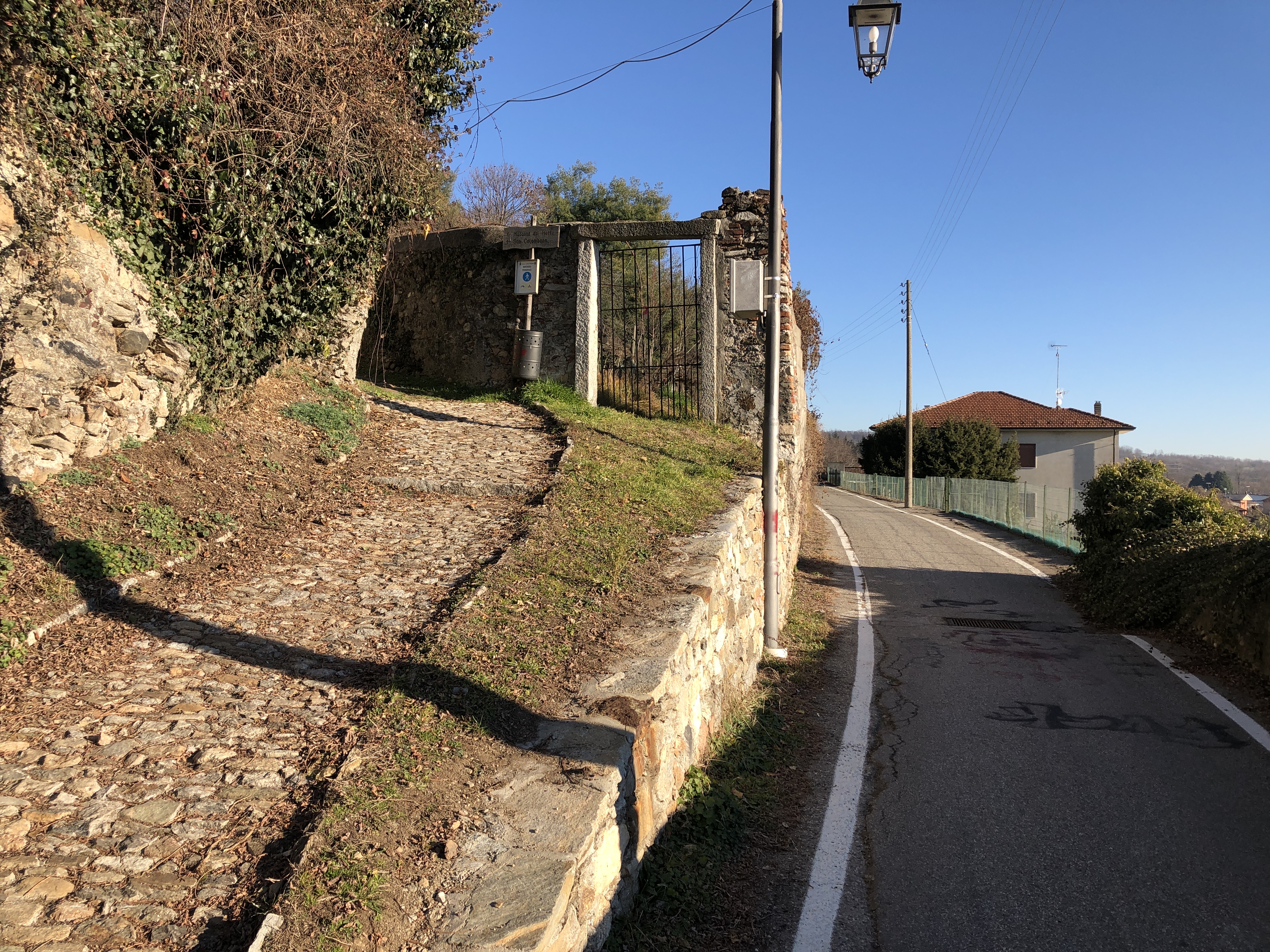 Bivio San Colombano sentiero e strada asfaltata - natura